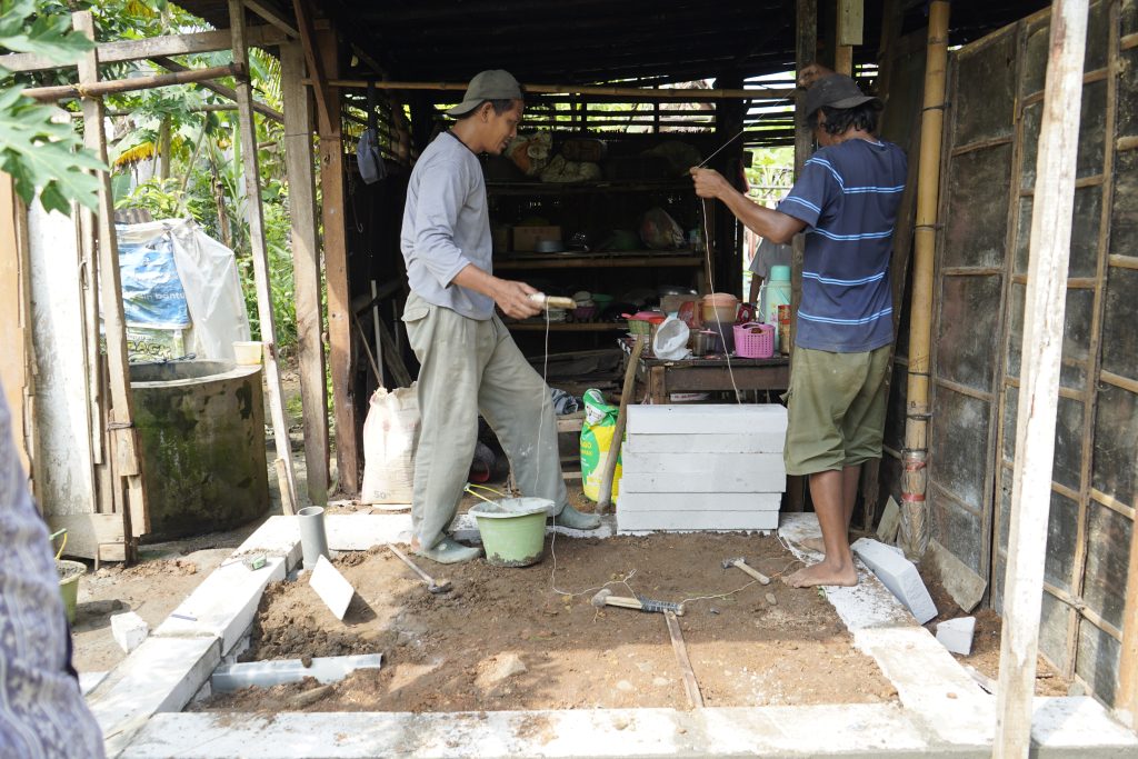 Proses Renovasi kamar mandi yang akan diperbaiki